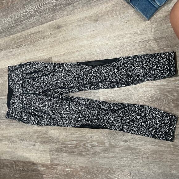 Lululemon Athletica Black and White Floral Size 4 Leggings - Picture 6 of 6